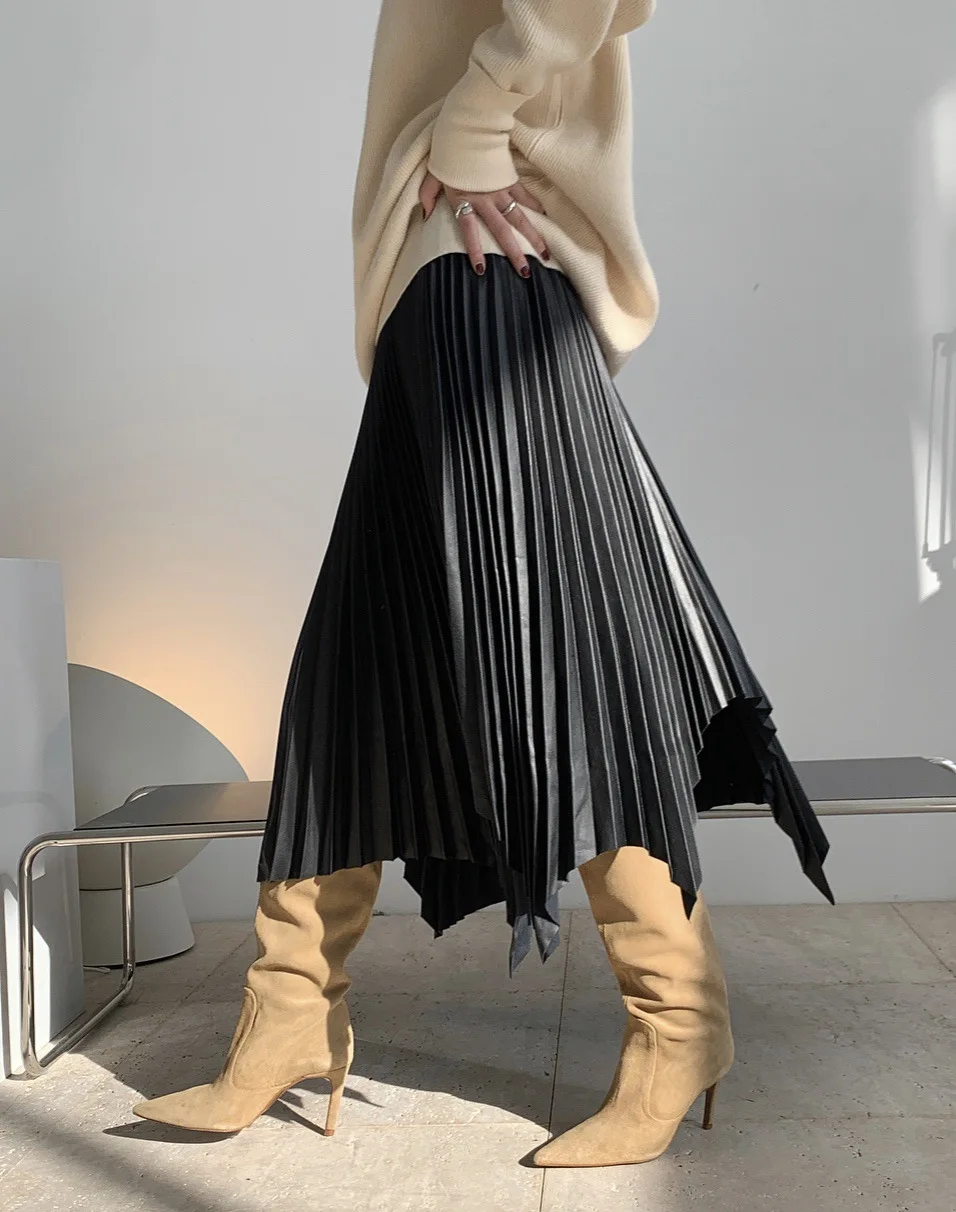 woman tuck lace pu long skirt