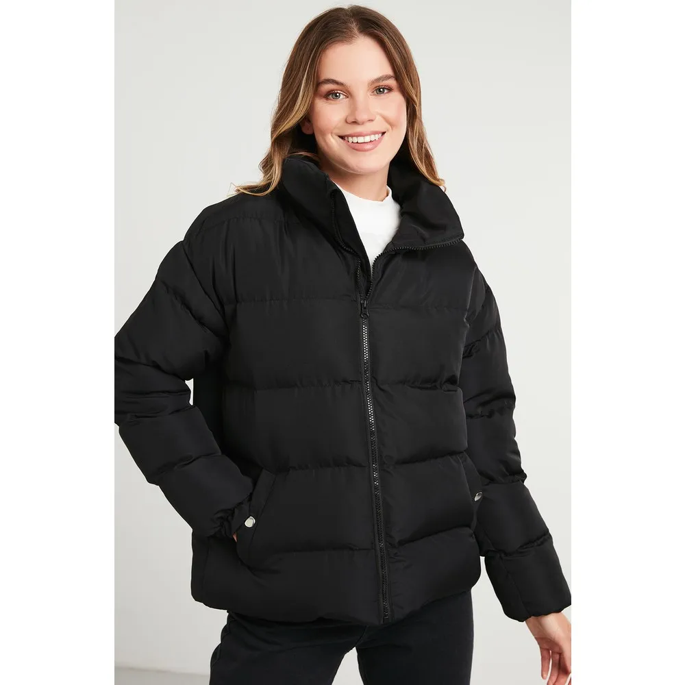 

DOLGULU KADIN MONT ISITICI KIŞLIK FERMUARLI DİK YAKA 4 RENK PUF KABAN TARZ MODA COOL