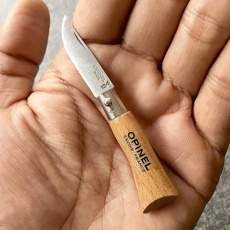 Нож Opinel модели Genuine Luxury Carry on Fold Tactical Minimal изготовленный во Франции, с лезвием из углеродистой стали весом 6 грамм и складной ручкой из бука.