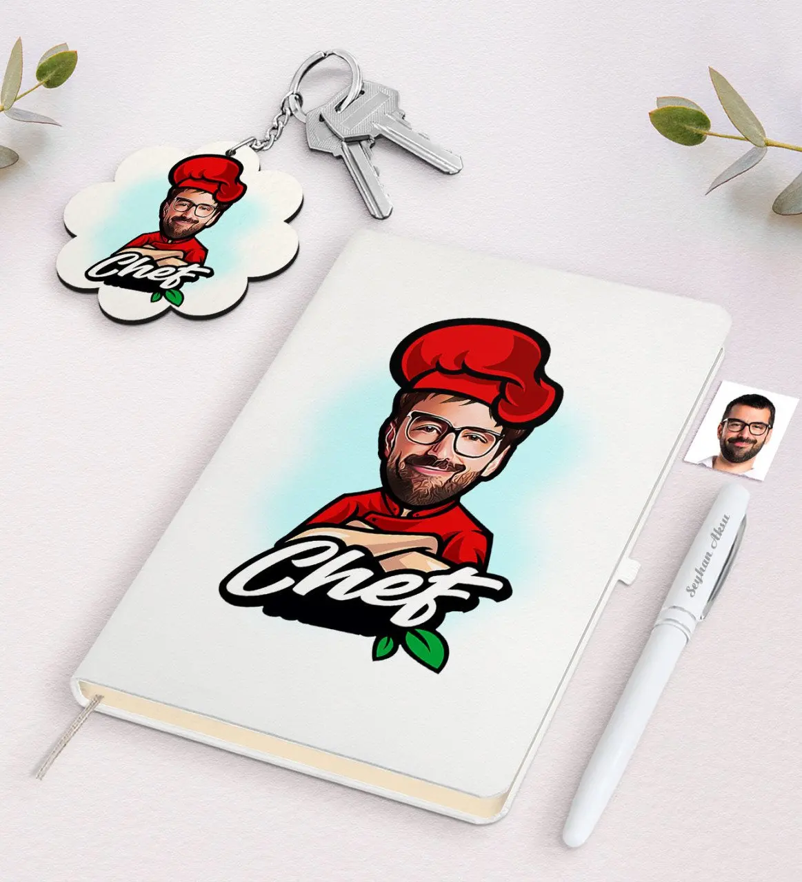 

Personalized Men 'S Chef Caricature Of White Notebook pen And Keychain Gift Seti-10 Daily souvenir Gift Moment Reliable design