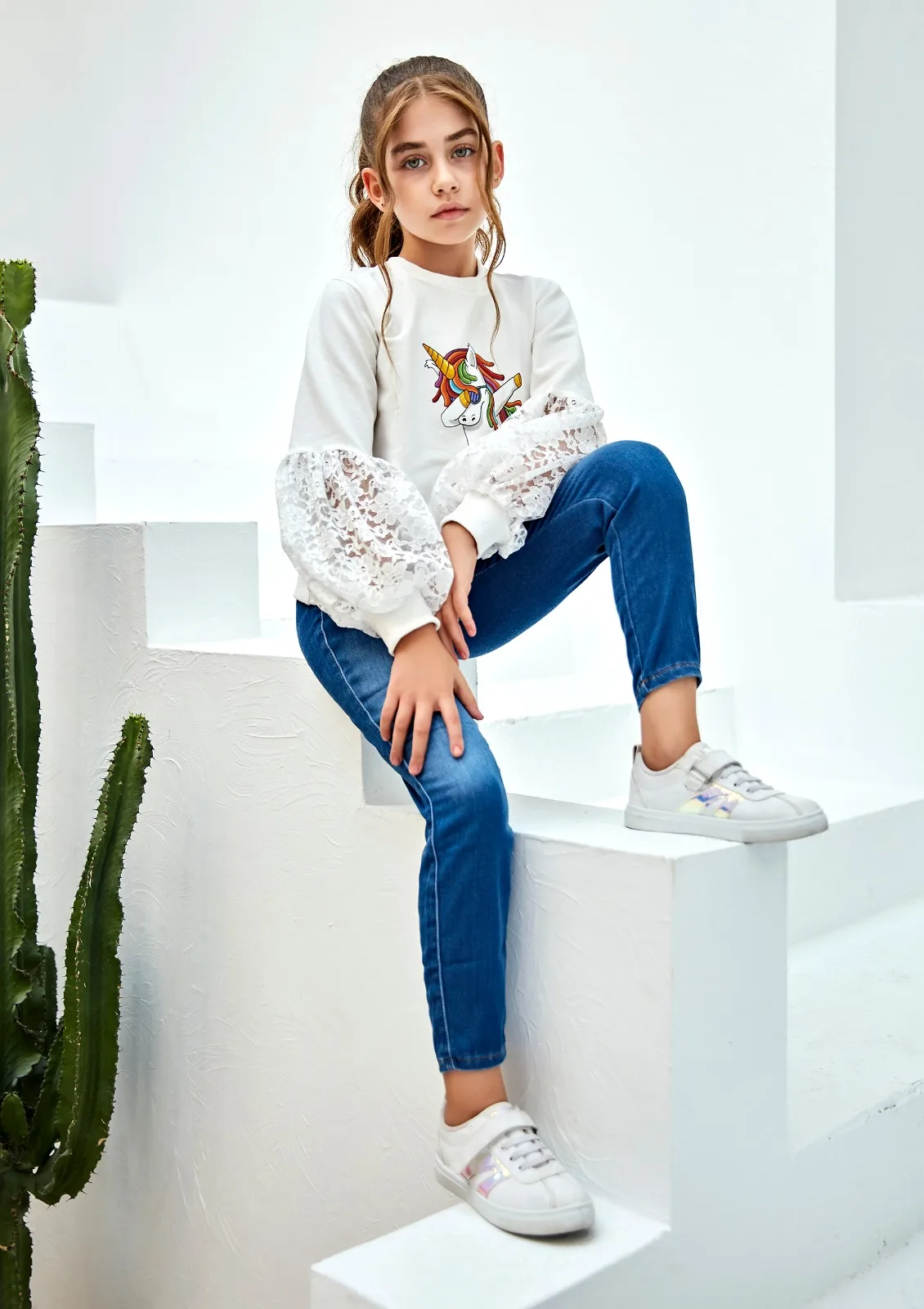 

GIRL'S UNICORN SWEATSHIRT AND JEANS SUIT WITH SIZES BETWEEN 3-12 YEARS OLD