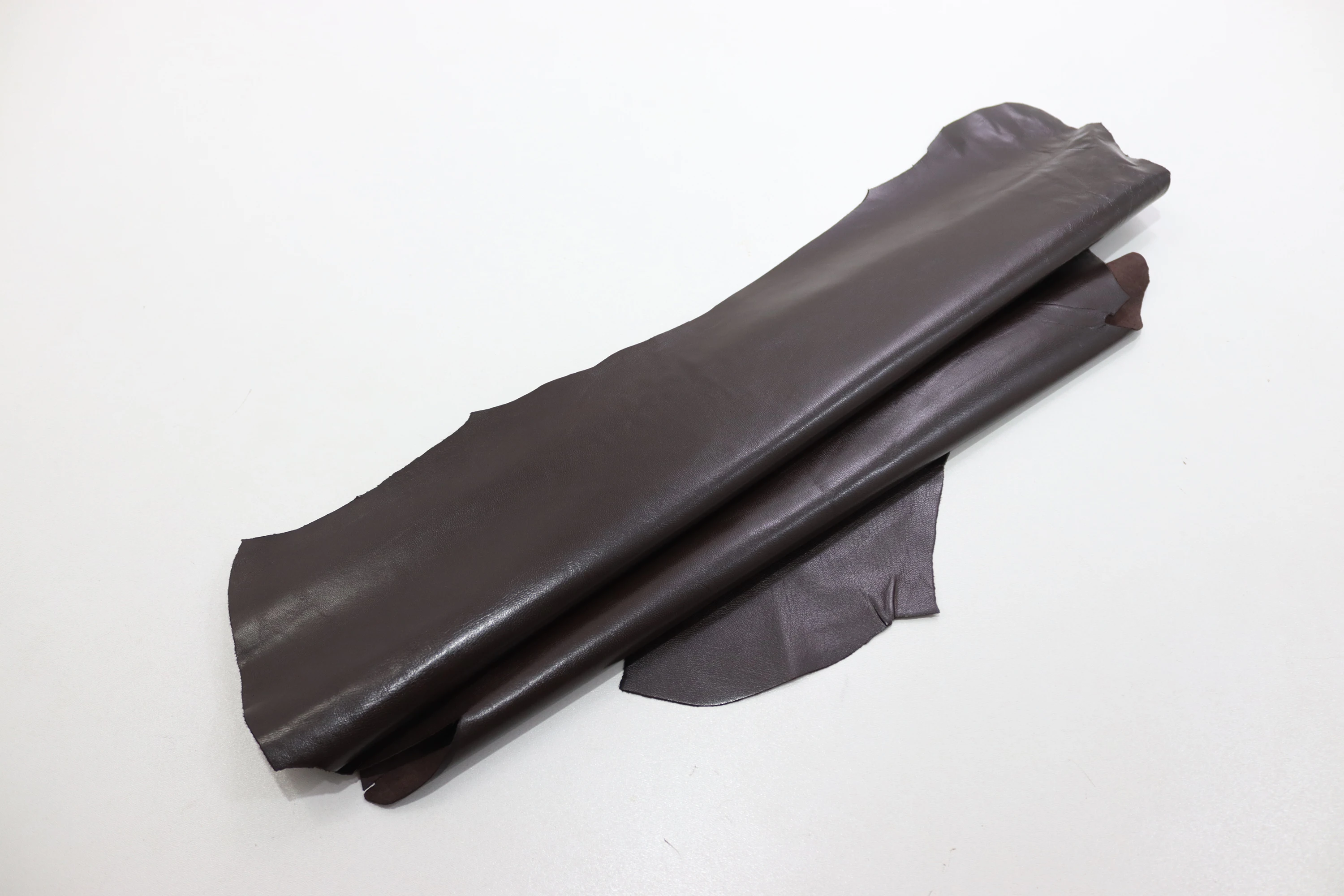 

Натуральная козья кожа коричневого цвета 0,8 мм дубленая кожа готовые изделия бумажник сумка для одежды держатель для карт дизайн обуви