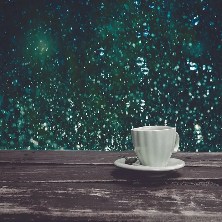 Занавеска для душа кофейная чашка на старом Гранже деревянный стол с каплями