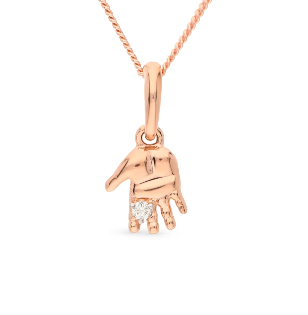 подвеска камень в ладошках. подвеска ручка младенца. подвеска ладошки. золотой кулон ладошка. подвеска ладошки.