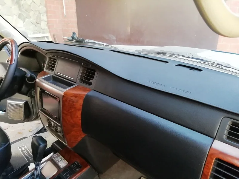 Кожаная накидка на приборную панель Nissan Patrol Y61. Коврик торпедо. Чехол панель.