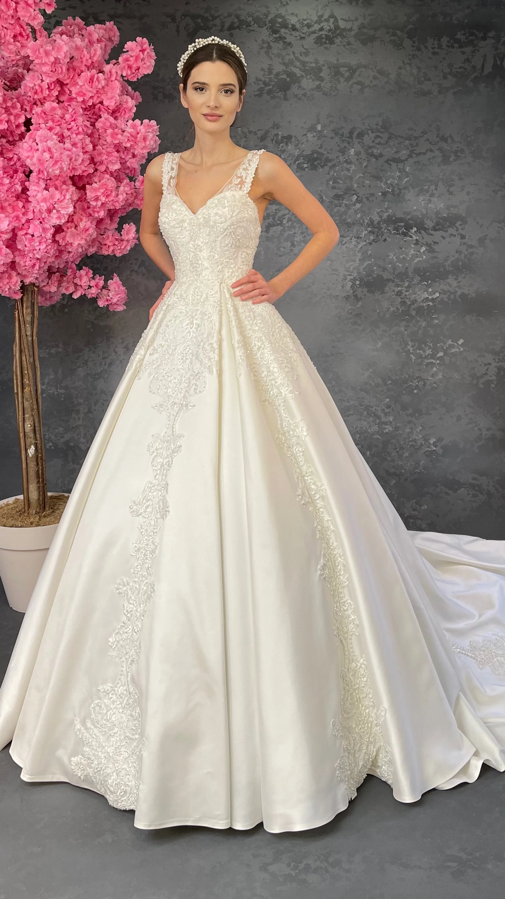 

Princess Wedding Dress with Cream Pill and Satin Skirt Bride Bridesmaid Dress New Model Evening Dress V Neck
