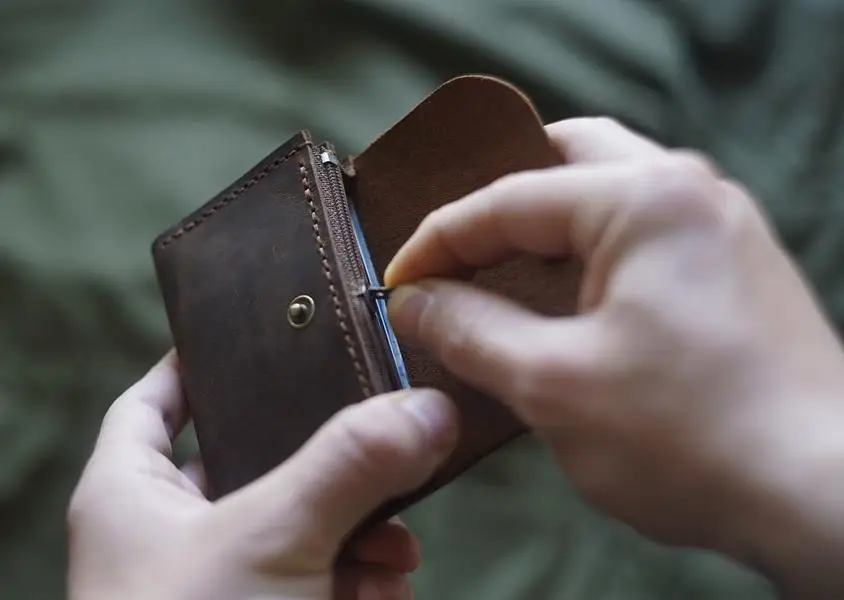 

Handheld Zippered card wallet - Taba