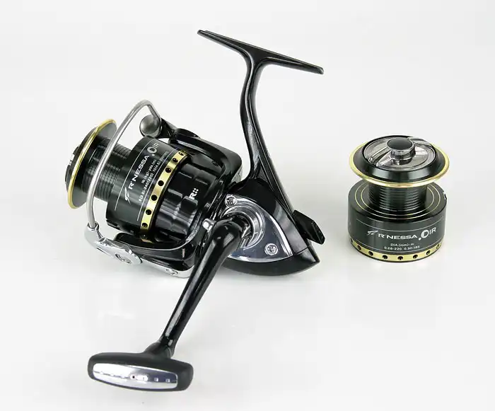 Катушка безынерционная DAIWA R`Nessa Dir 2500 (запасная шпуля в комплекте) | Спорт и