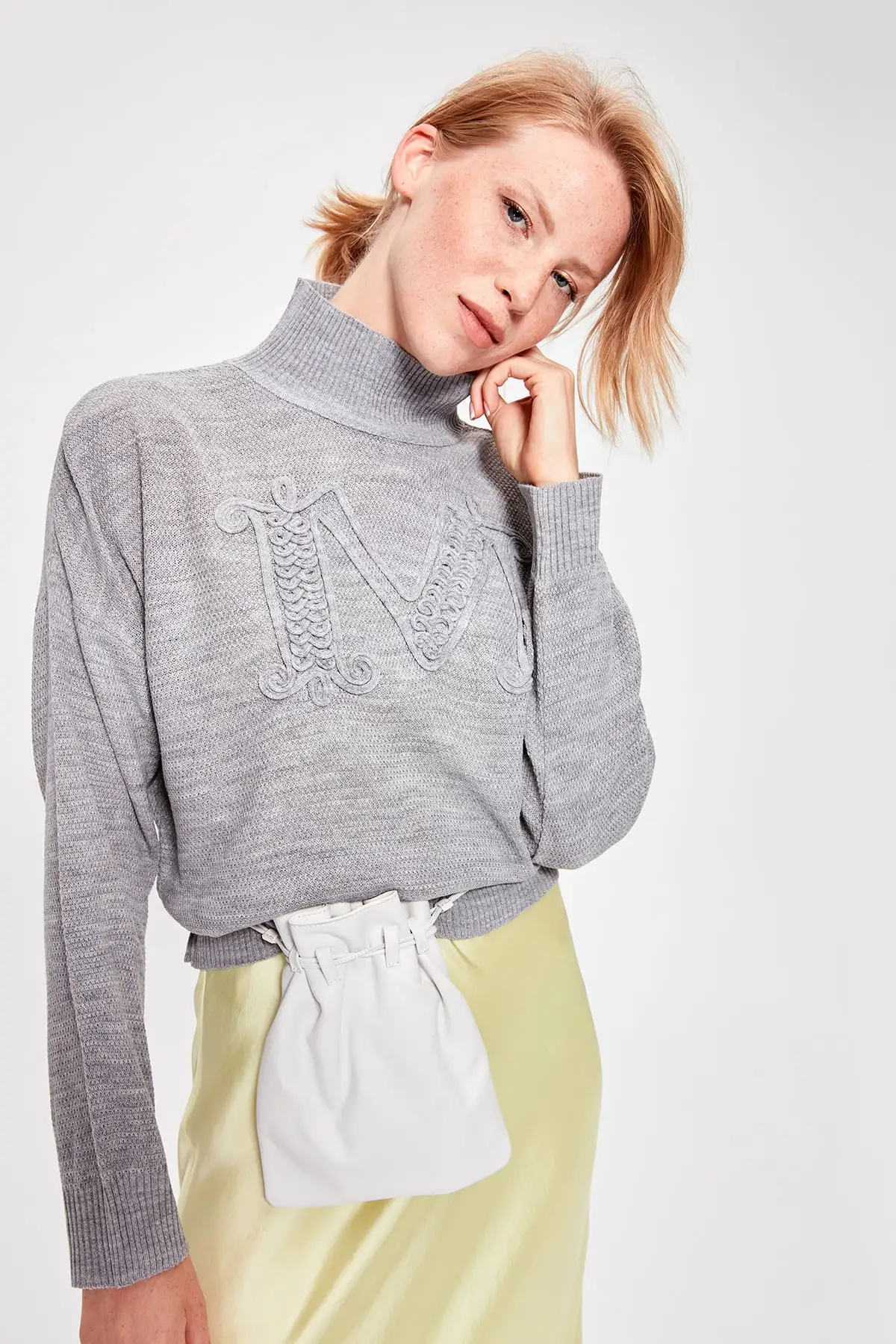 Трикотажный свитер с высоким воротом и надписью TWOAW20KZ0042| |