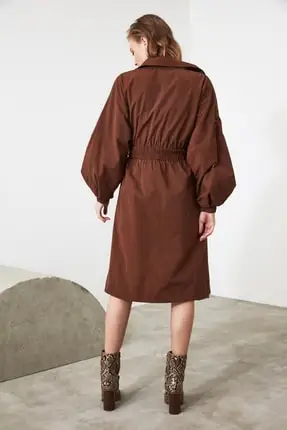 Коричневый удлиненный плащ на талии и с поясом | Женская одежда