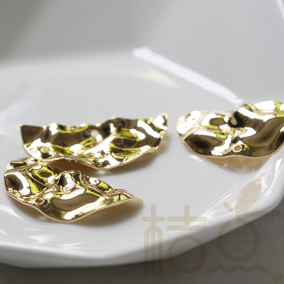 Твердая латунь помахал-текстурированный Шарм-половина круга с 2 отверстиями-15 2x29