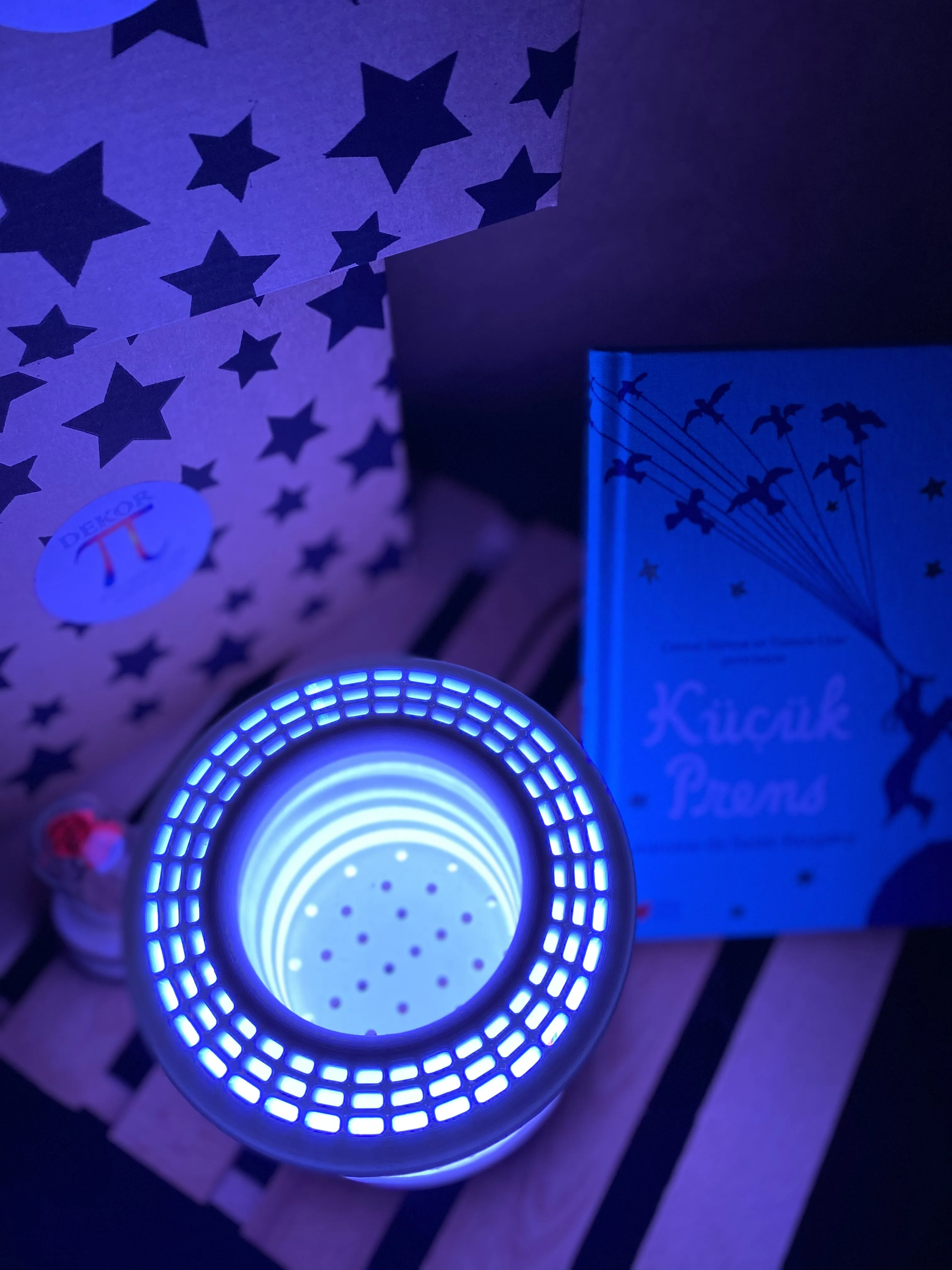 

Akll Lamba-ieklik-Kalemlik- Gezegenler Desenli-Beyaz Kapakl