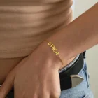 Женский браслет из нержавеющей стали с золотыми буквами