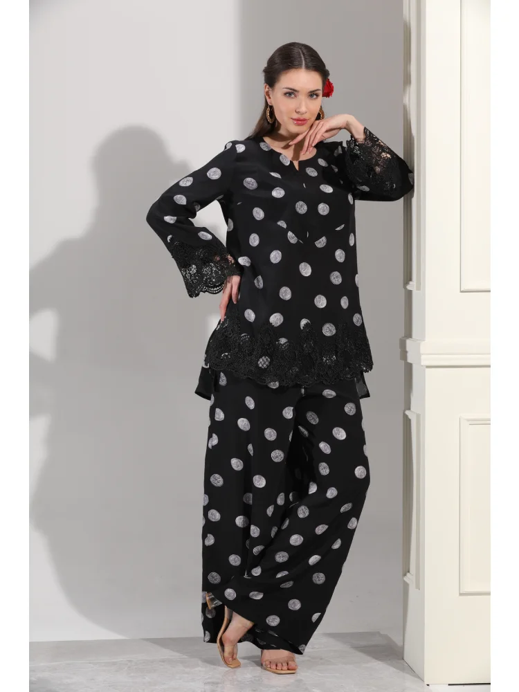 

Suite with Wide Pants and with Lace for Summer