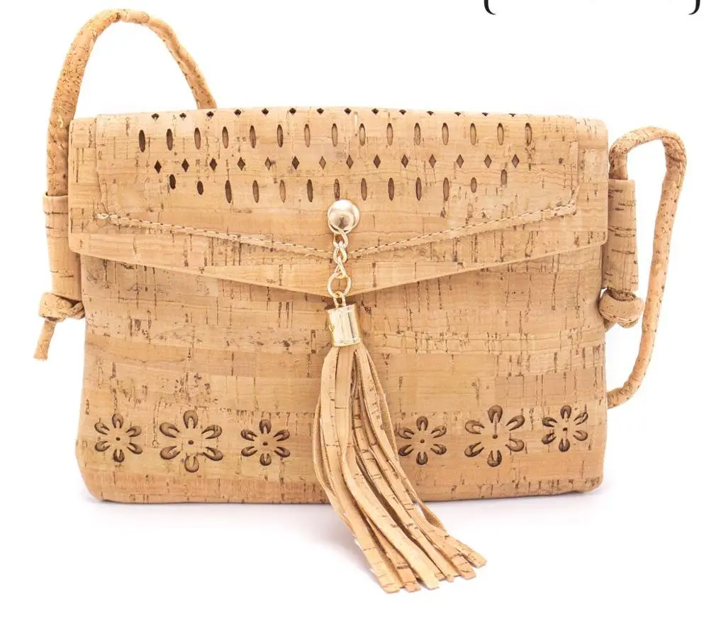 Женская маленькая сумка-мессенджер из натуральной пробки с кисточкой лазерной