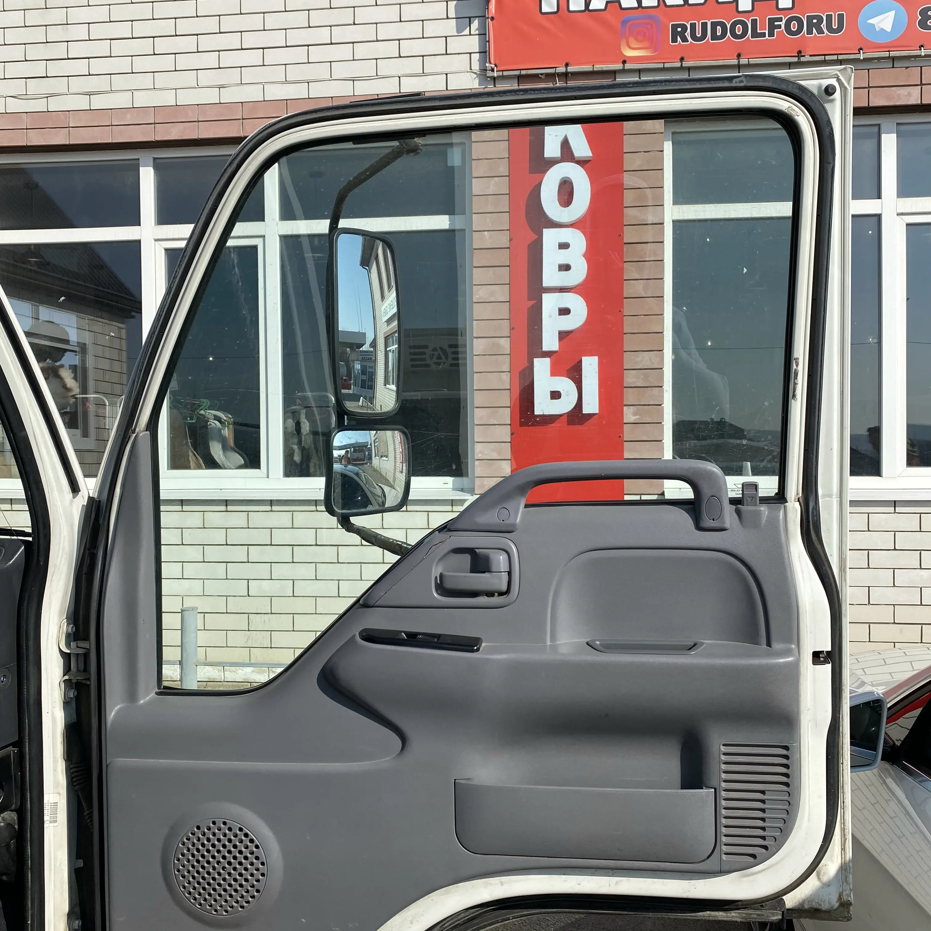 Каркасные шторки на ISUZU NQR (ПРЕДЫДУЩИЙ) С РУЧКОЙ ИЗНУТРИ(ВЫС.ДВЕРЬ) |