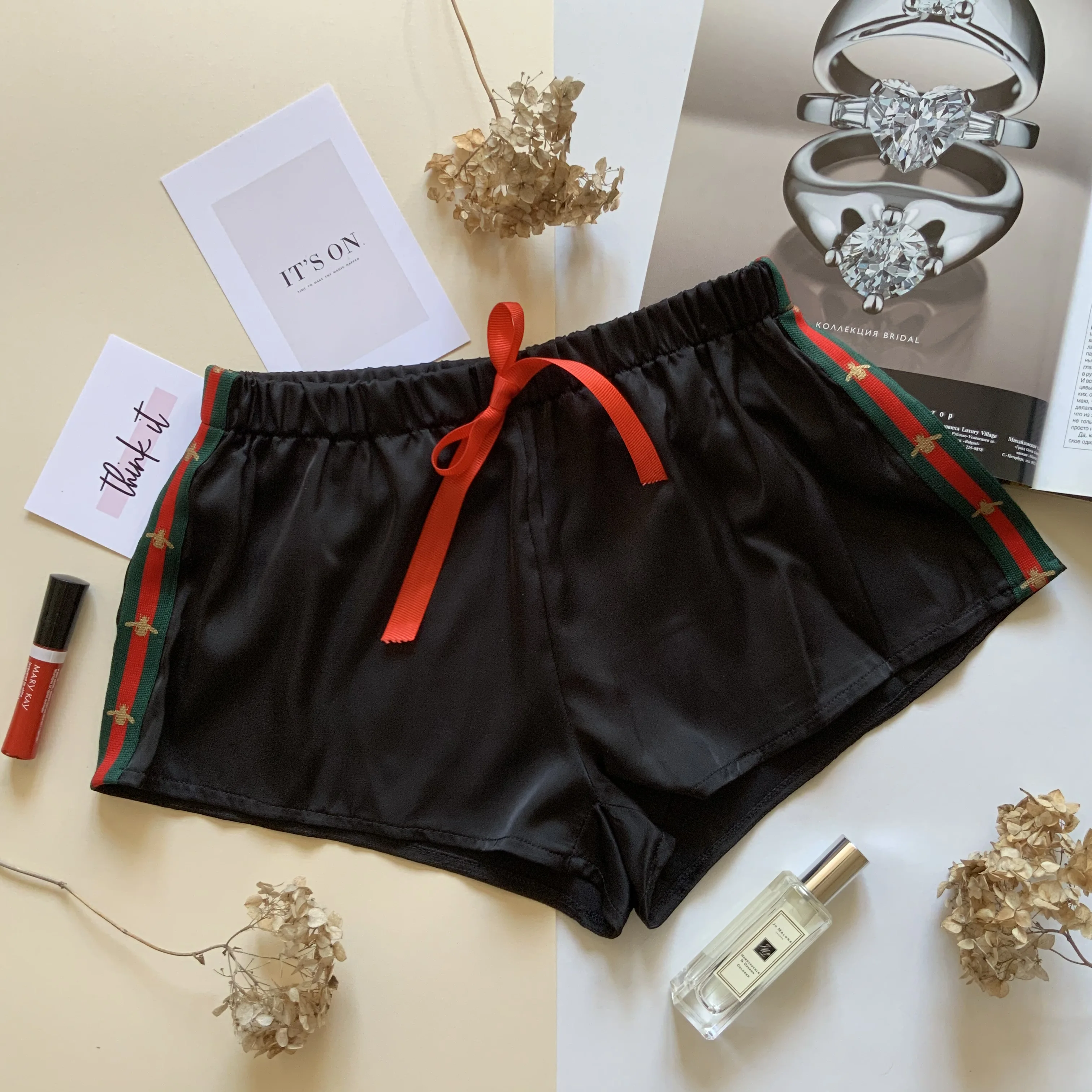 Женские чёрные шелковые шорты с красной и зелёной полоской сбоку GC001