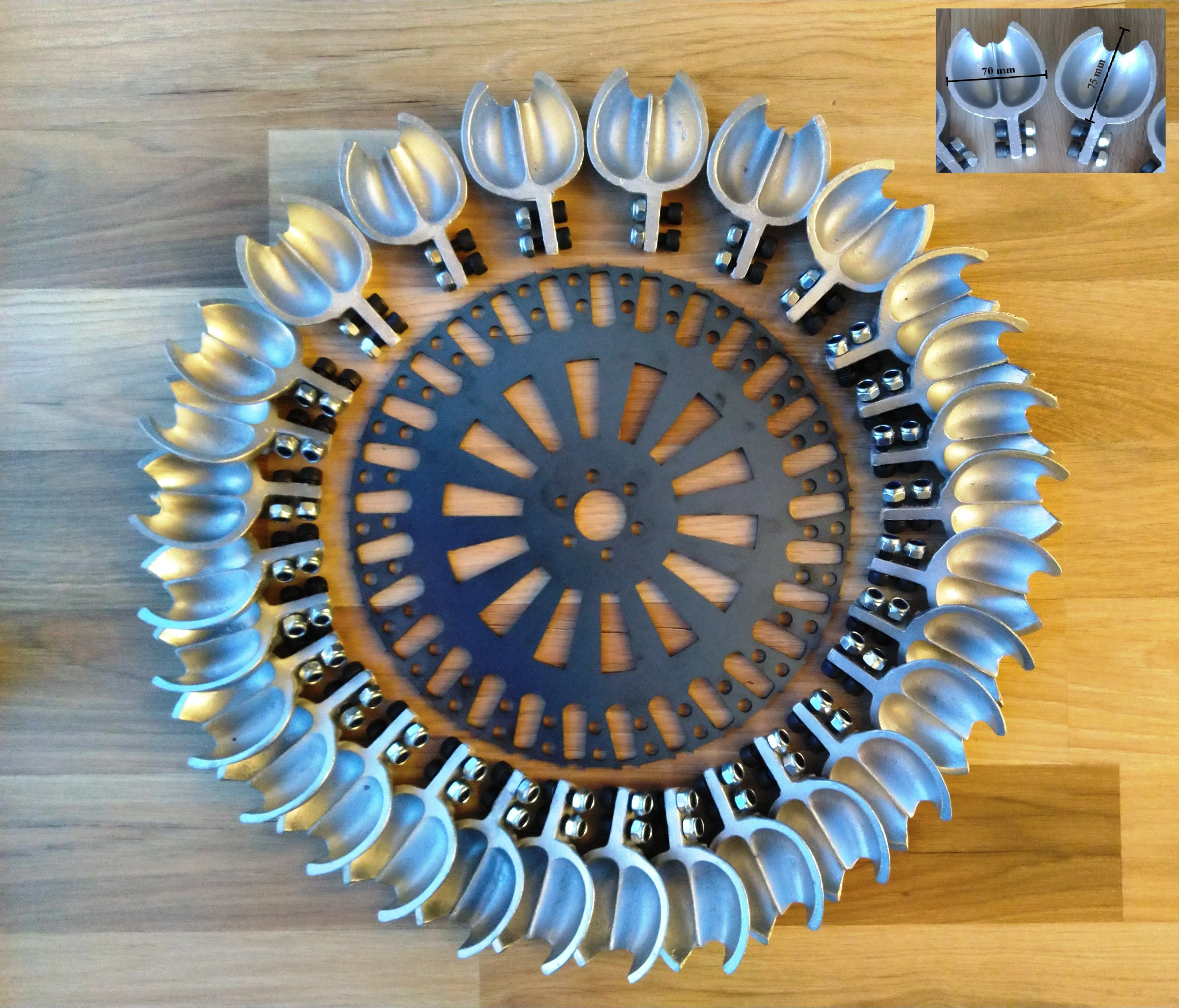 Водяное турбинное колесо Pelton с 29 алюминиевыми ложками внешний диаметр = 440 мм и 17 33