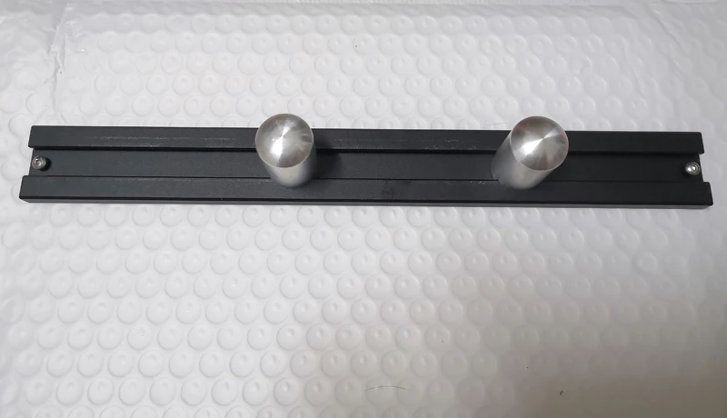 Перегородка для деревообработки с регулируемой фиксирующей пластиной блока