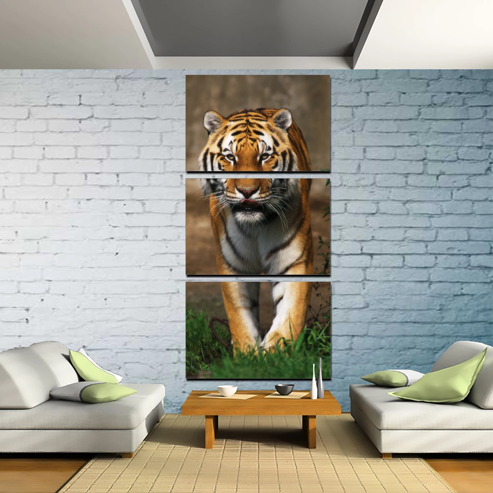 Модульная картина 3 модуля Тигр на прогулке. Для дома. вертикальные картины в