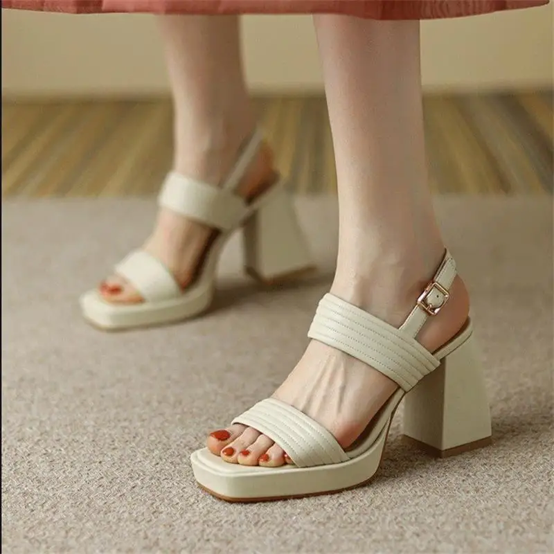 

2022 Summer Hot Selling New Style Outer Wear Thick Heels Solid Color Retro Sandals For Female