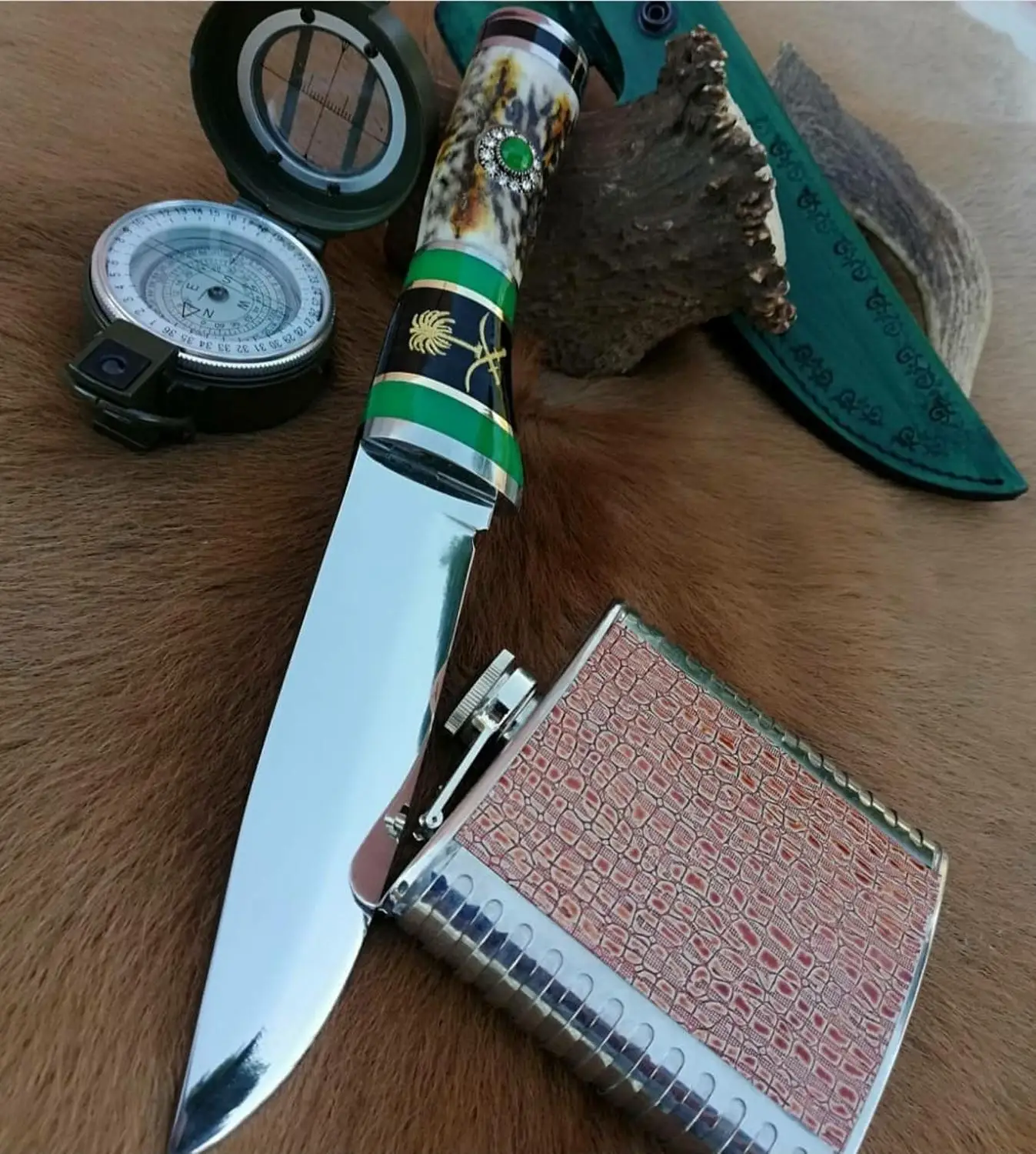 

HUNTİNG KNİVES CAMP COLLECTİON SAUDİ ARABİA BUSHCRAFT HANDMADE BLADE SHARP RESİSTANT STAGHORN HANDLE PALM SYMBOL