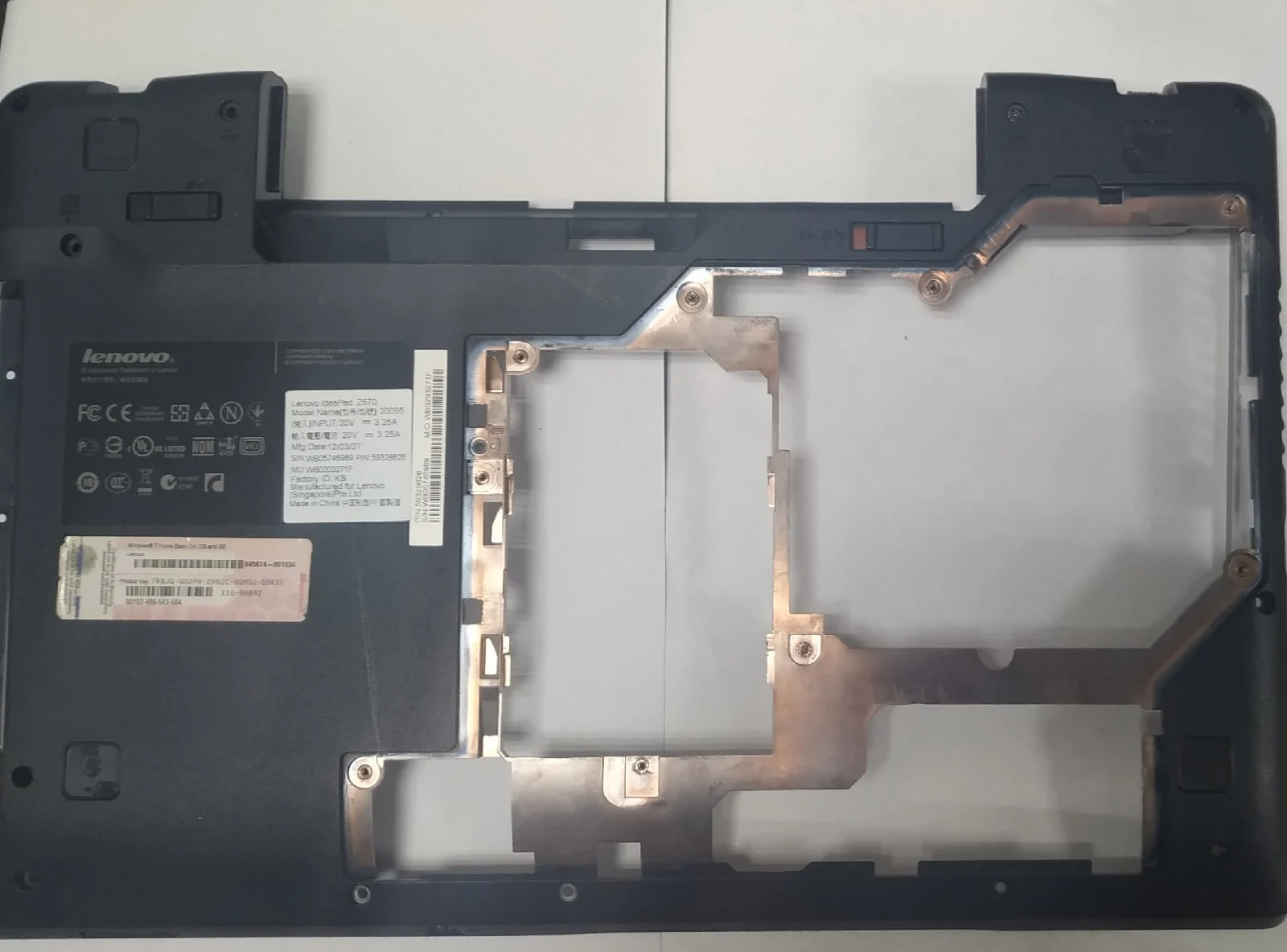 Нижняя часть корпуса (Поддон) ноутбука Lenovo IdeaPad Z570 с разбора Б/У |