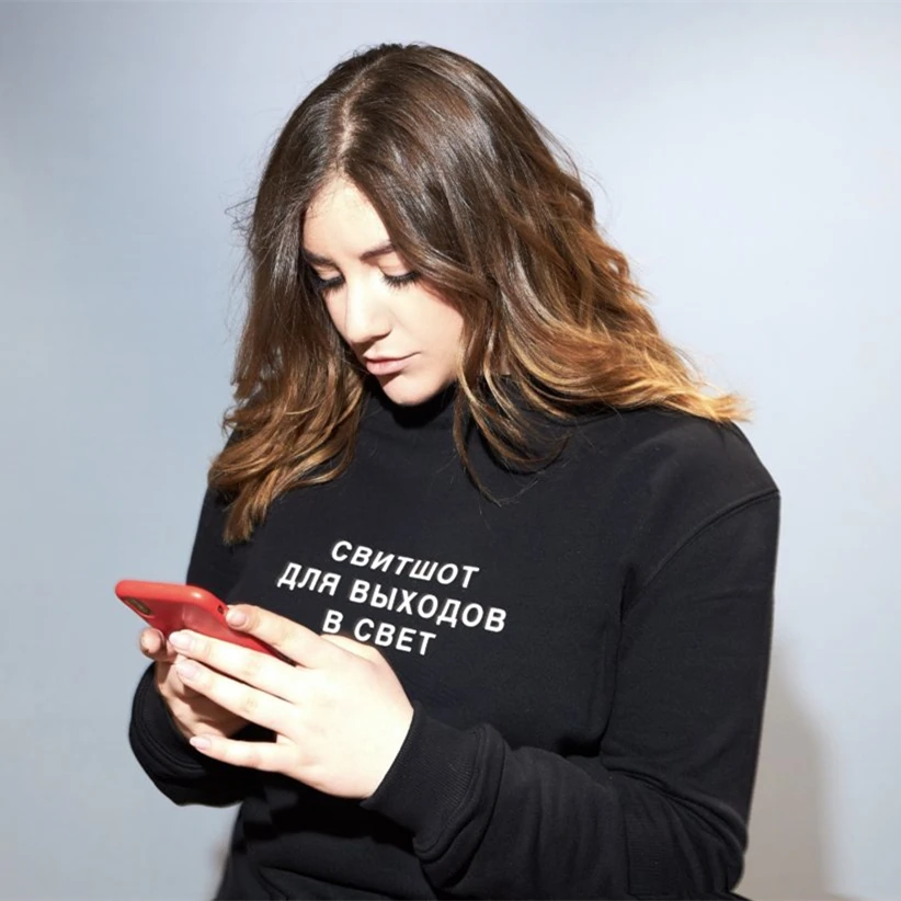 Женская толстовка с круглым вырезом длинным рукавом и надписью на русском