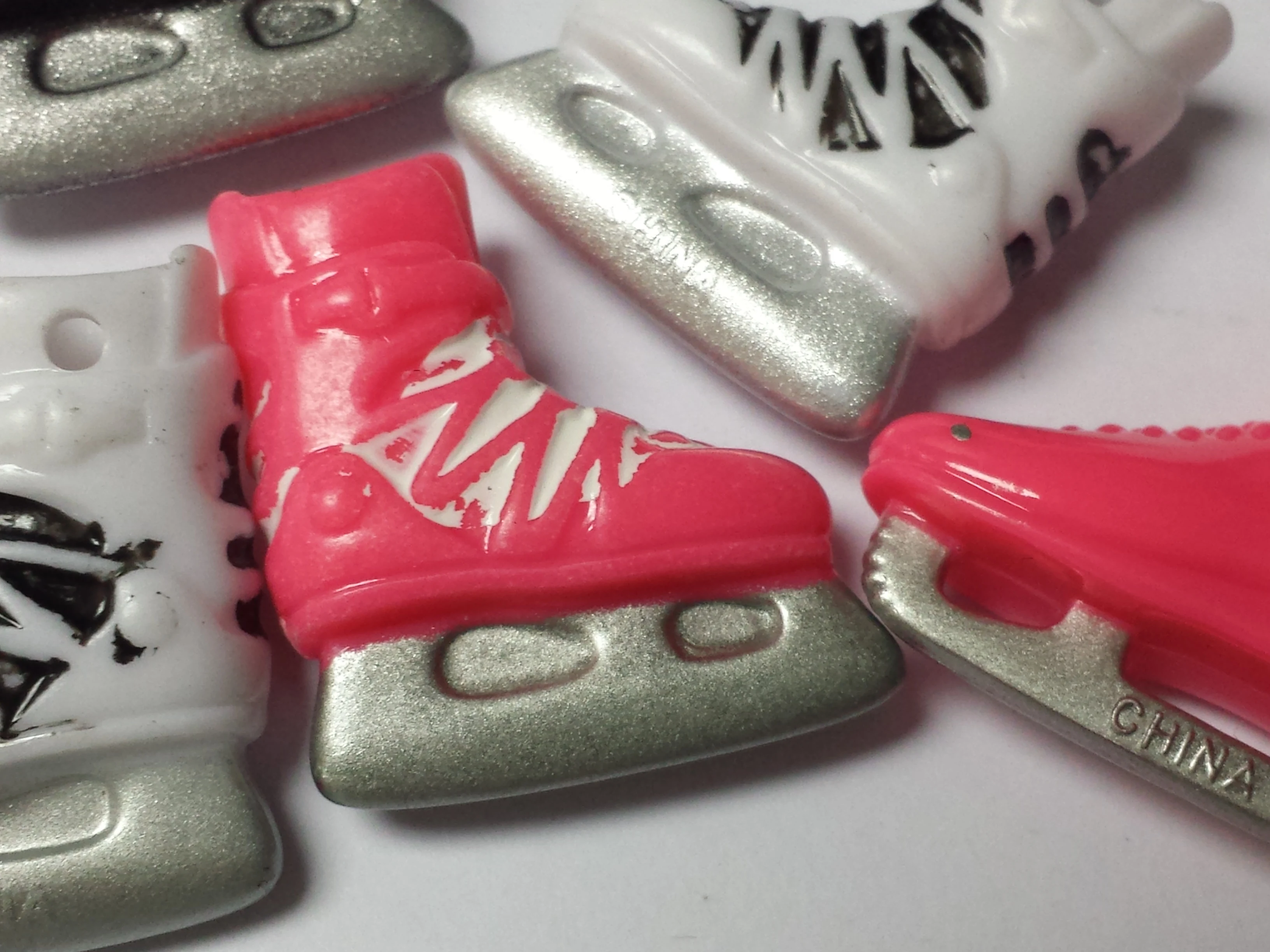 12Pcs VINTAGE Plastic Charms-K (Skate Shoe) For Necklace Retro Fashion Jewellery Chain Clip Bead Girl Home Craft Cup Cake Topper Дом и сад