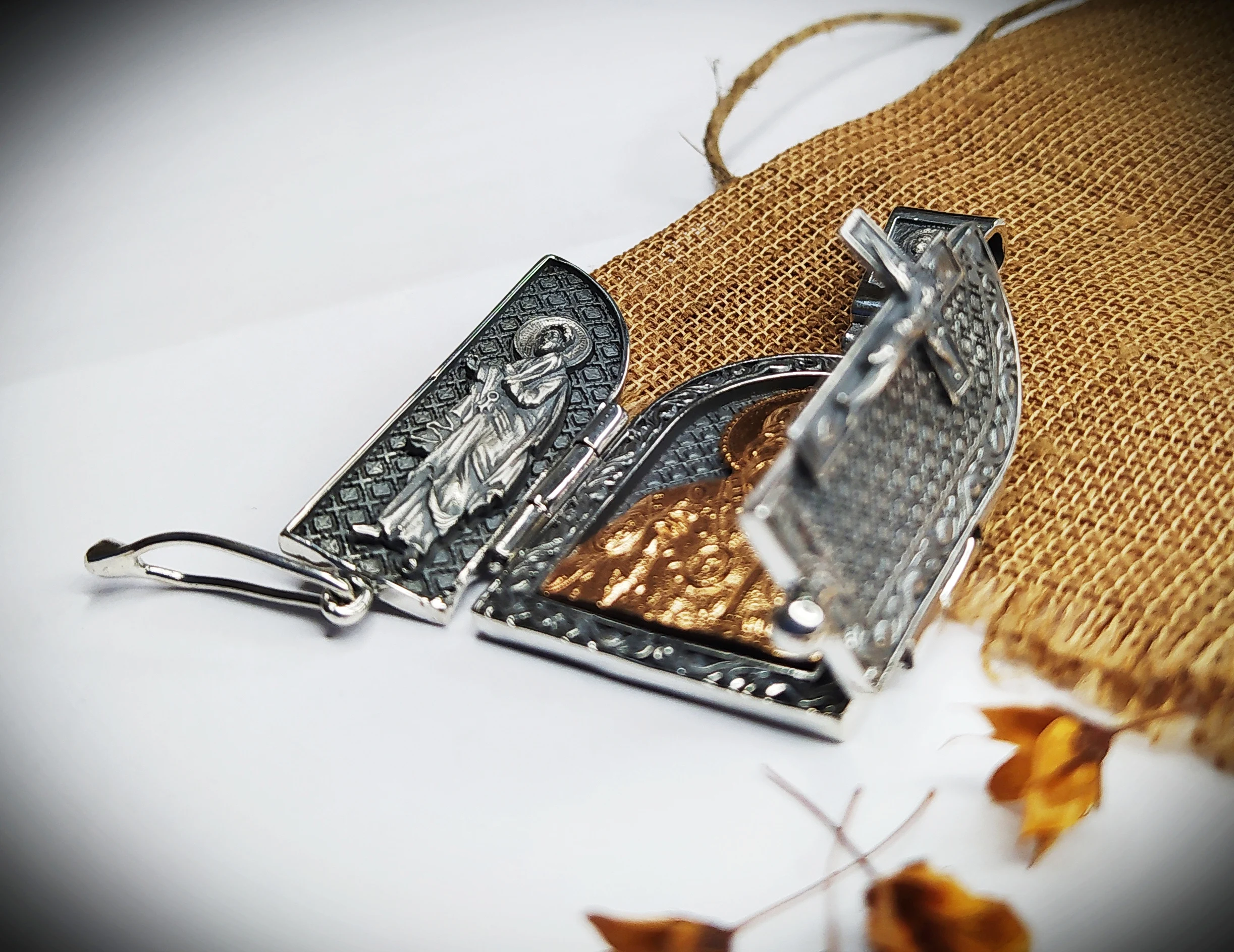 Нательный складень икона с ликами святого Николая и из серебря 925 пробы позолотой