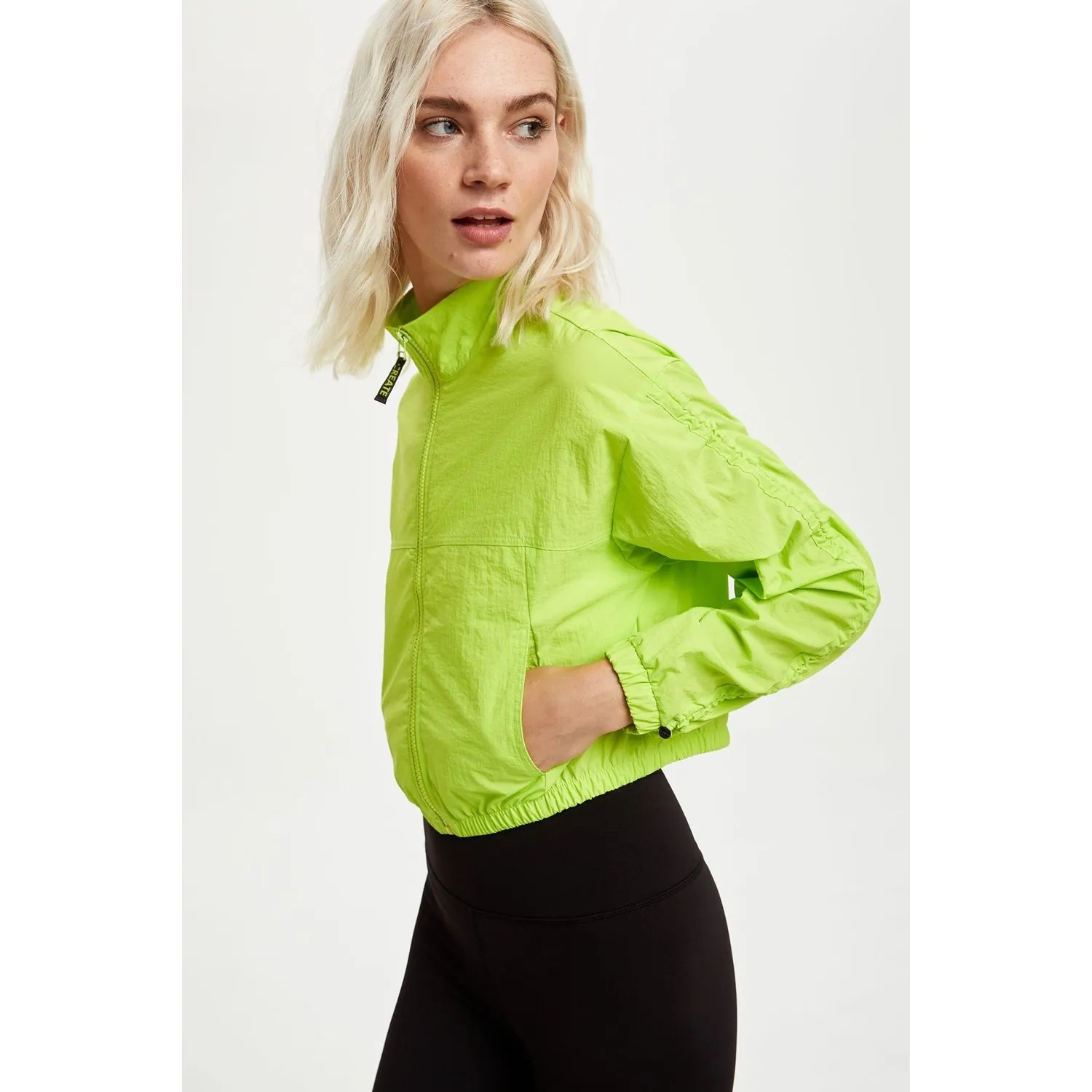 

Zipper Handle p Shirred Crop Coats T0029AZ20AU