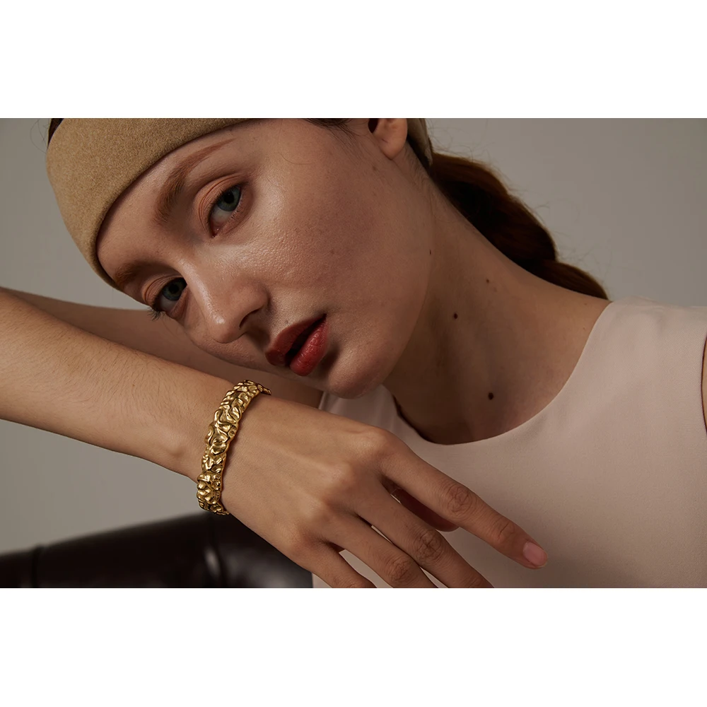 Yhpup Позолоченный геометрический водонепроницаемый браслет из тяжелого нержавеющей стали.