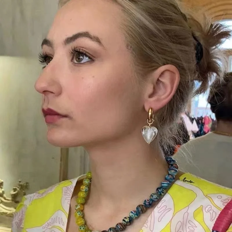 Женские серьги-кольца с бусинами из натурального камня