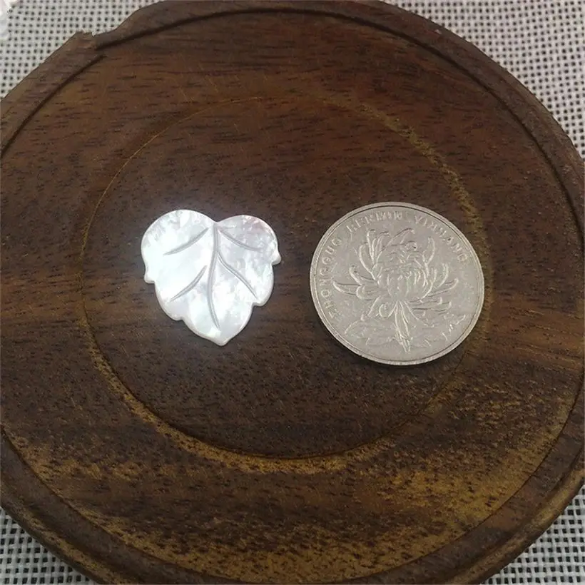 

200PCS Wholesale white butterfly shell leaf-shaped hand-carved natural shell flower accessories diy brooch accessories