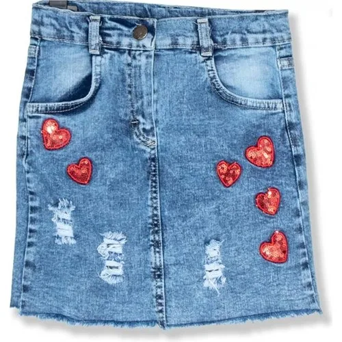 

Детская джинсовая юбка с вышивкой в виде сердца
