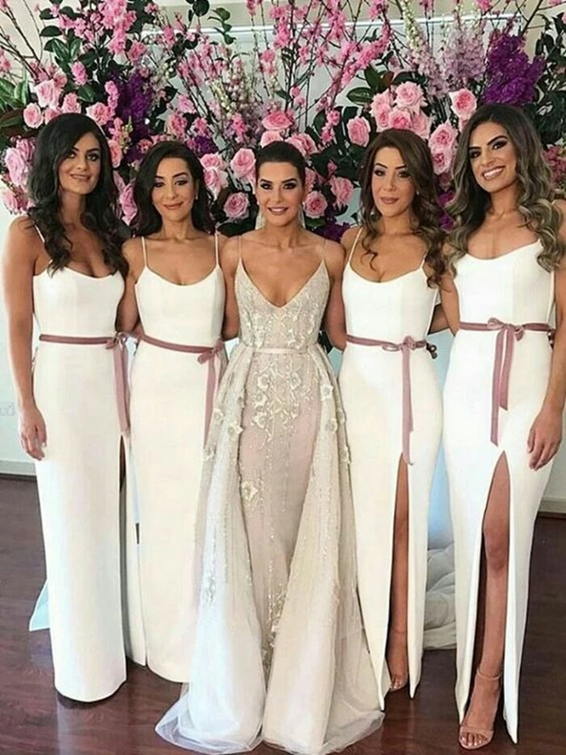 Атласное платье подружки невесты на тонких бретельках с V образным вырезом и