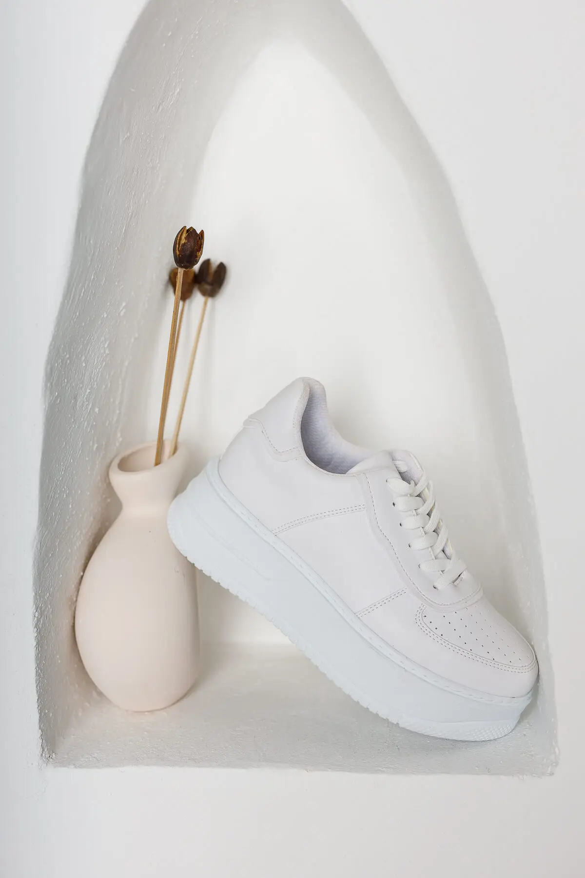 

Women White Sneaker - TRY0600A