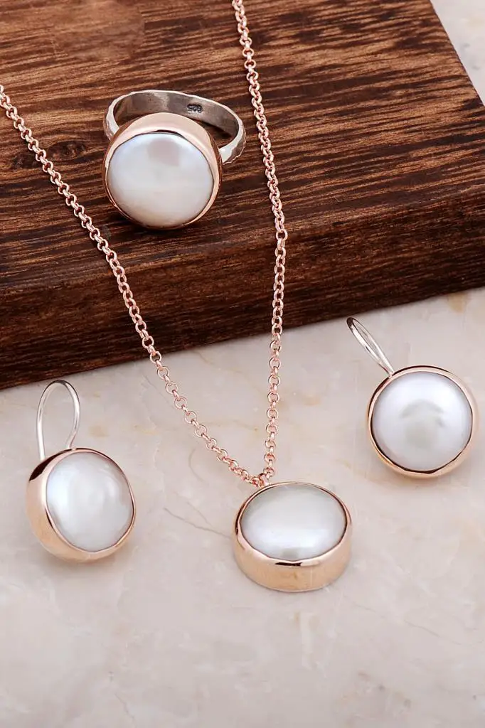 

Rose Silver Pearl Design Set 2033Hand Made Silver Jewellery Set