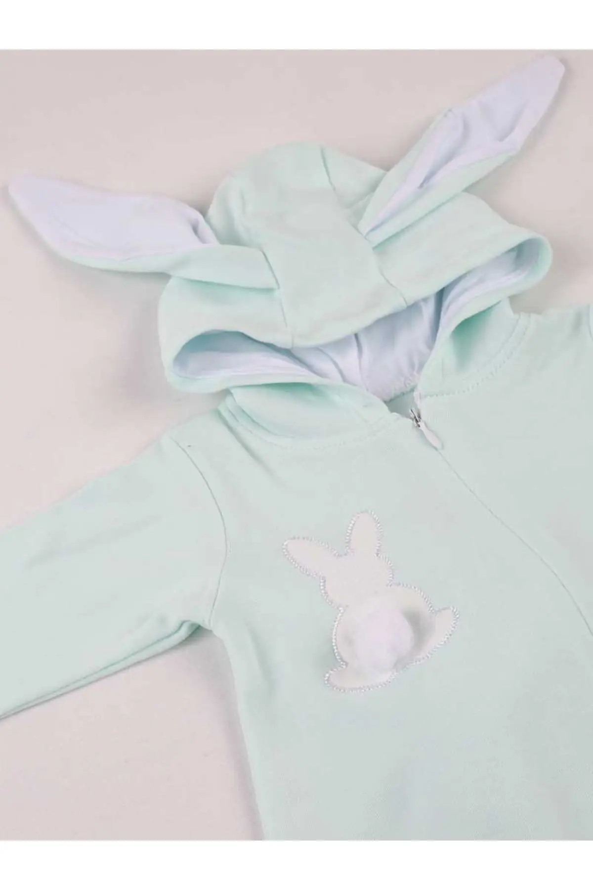 Светло зеленые ушастые помпоны кролики Детский комбинезон| |