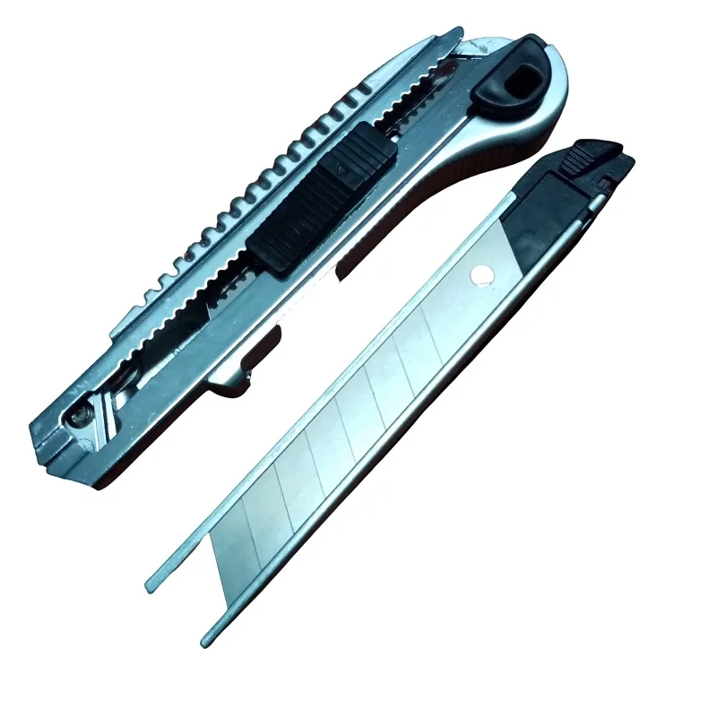 Нож строительный &quotSILVER&quot с фиксатором лезвия ширина 18мм (5 лезвий в комплекте) -