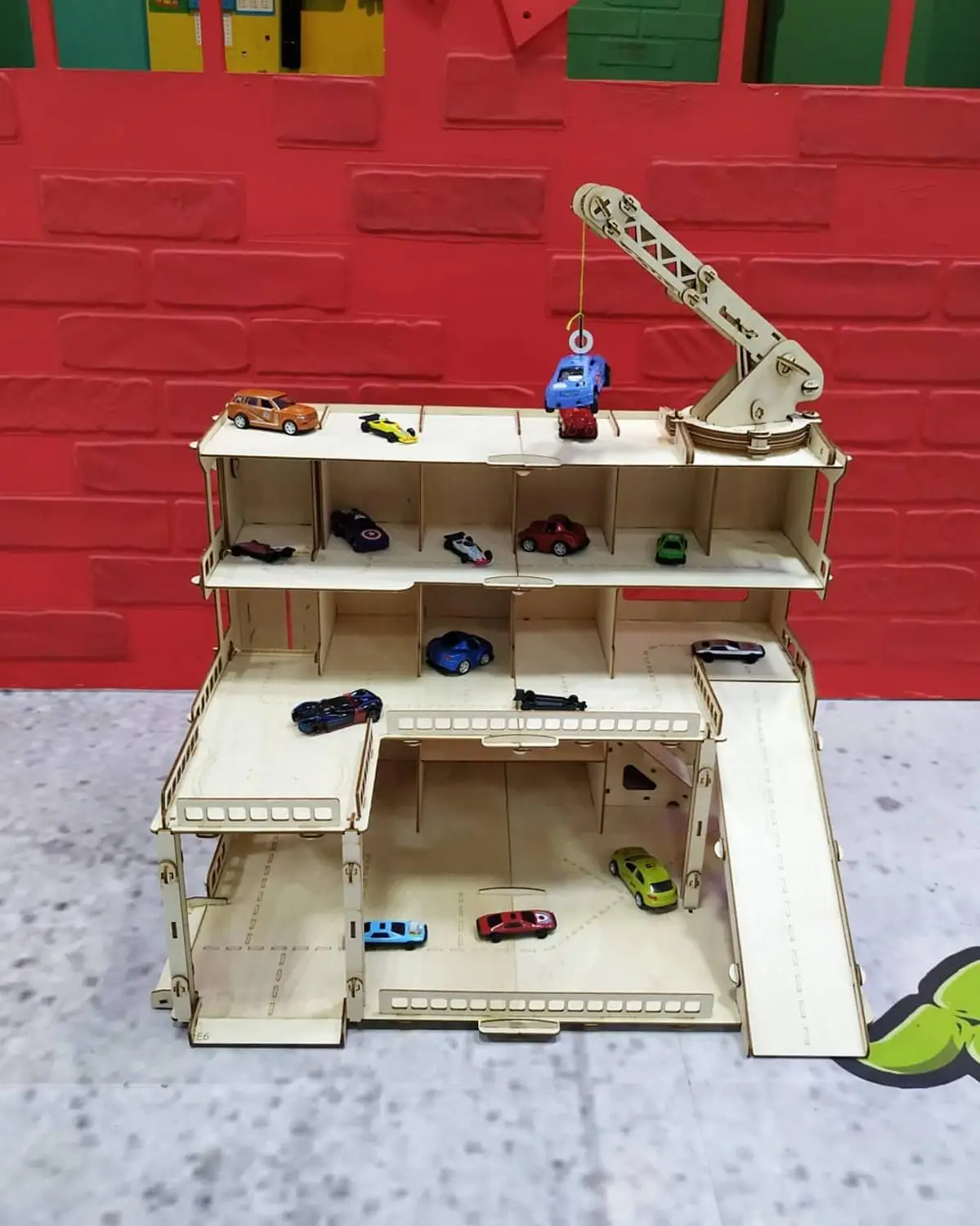 Трехуровневая Автостоянка из фанеры с лифтом посадочной площадкой для вертолета