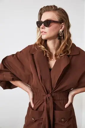 Коричневый удлиненный плащ на талии и с поясом | Женская одежда