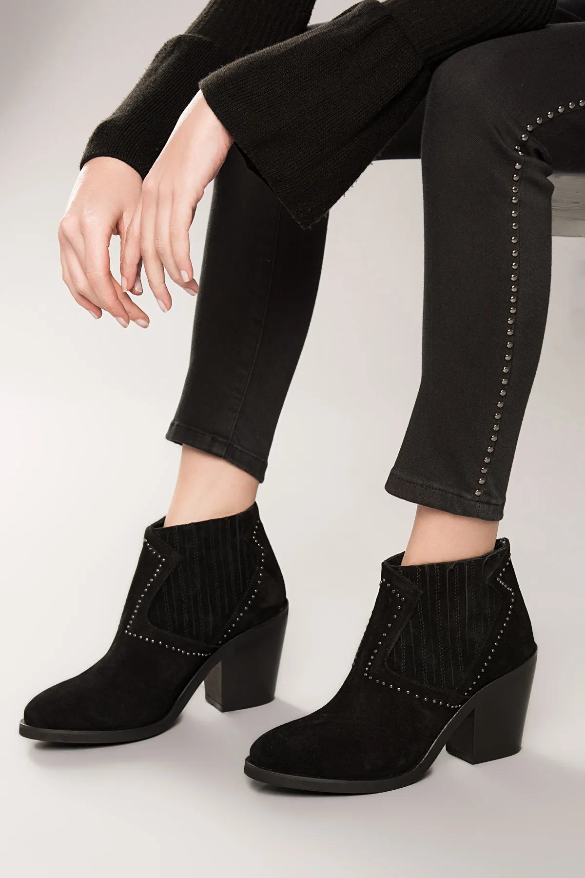 Женские ботинки из натуральной замши с жемчугом Цвет Черный коллекция 120130002364