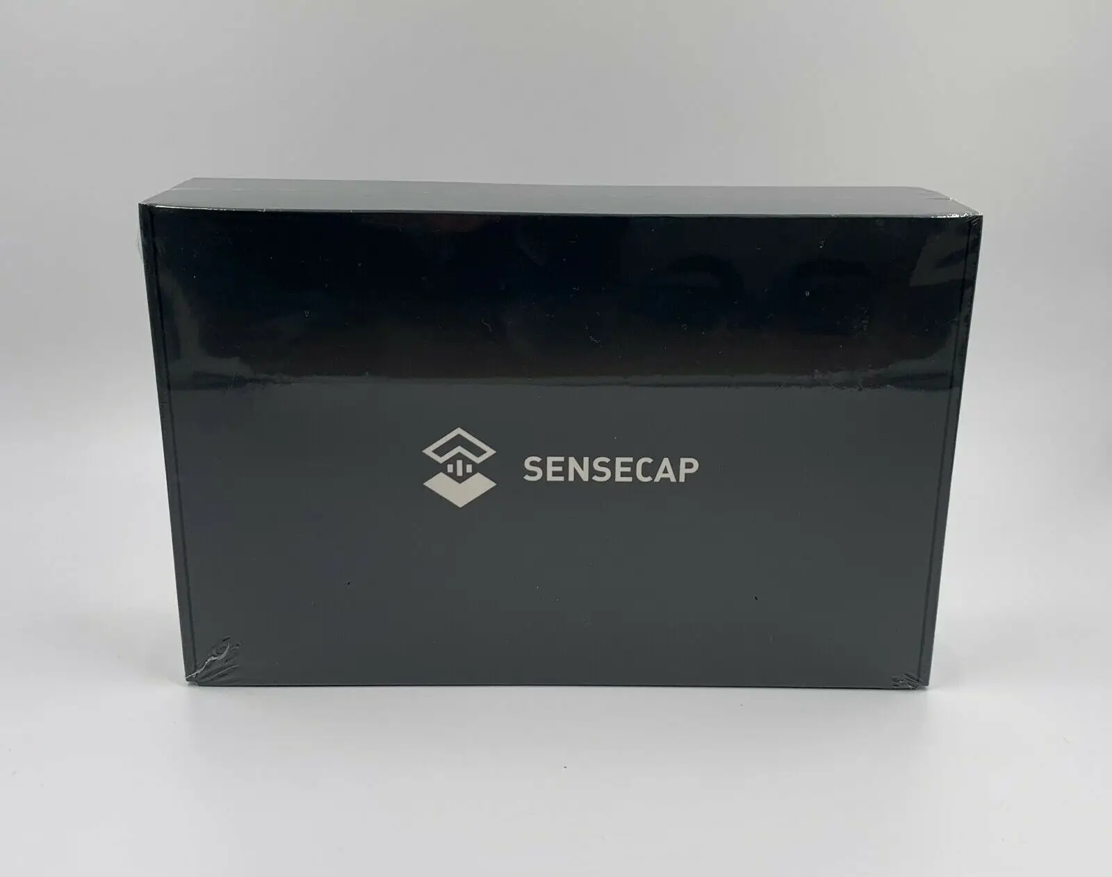

Ma SenseCAP M1 LoRaWAN межкомнатный шлюз-готов к отправке в руках