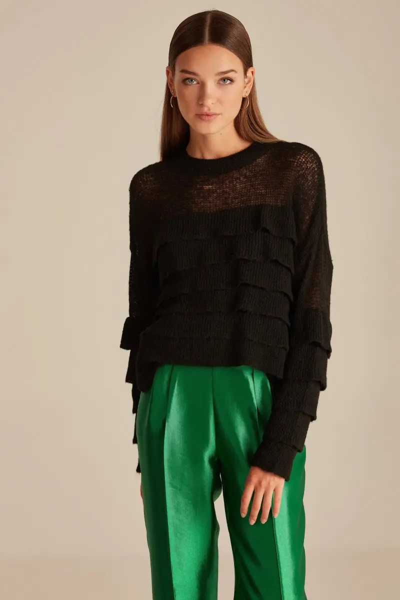 Женский черный трикотажный джемпер с оборками Joinus |