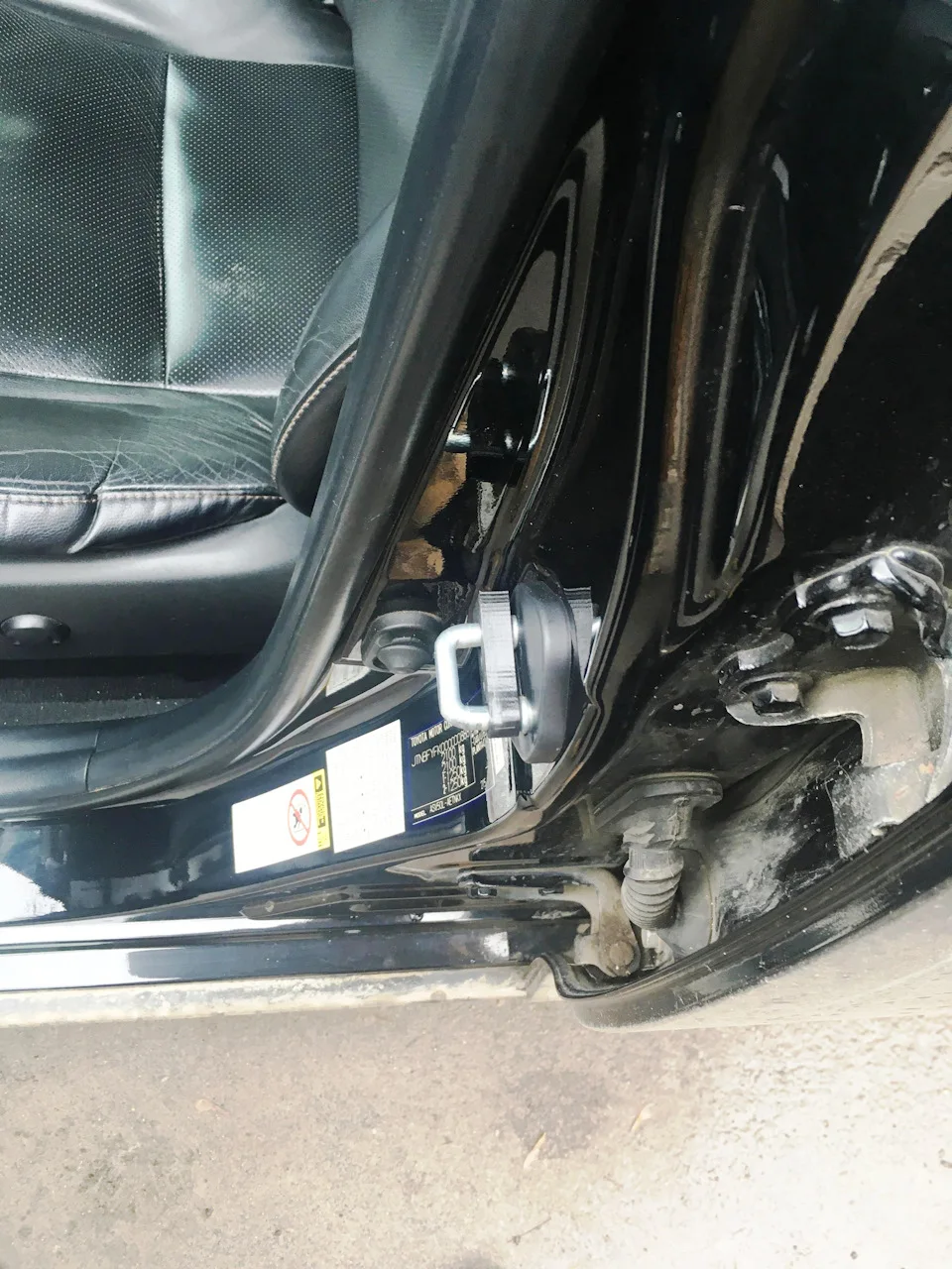 Демпферы замков дверей Toyota Camry |