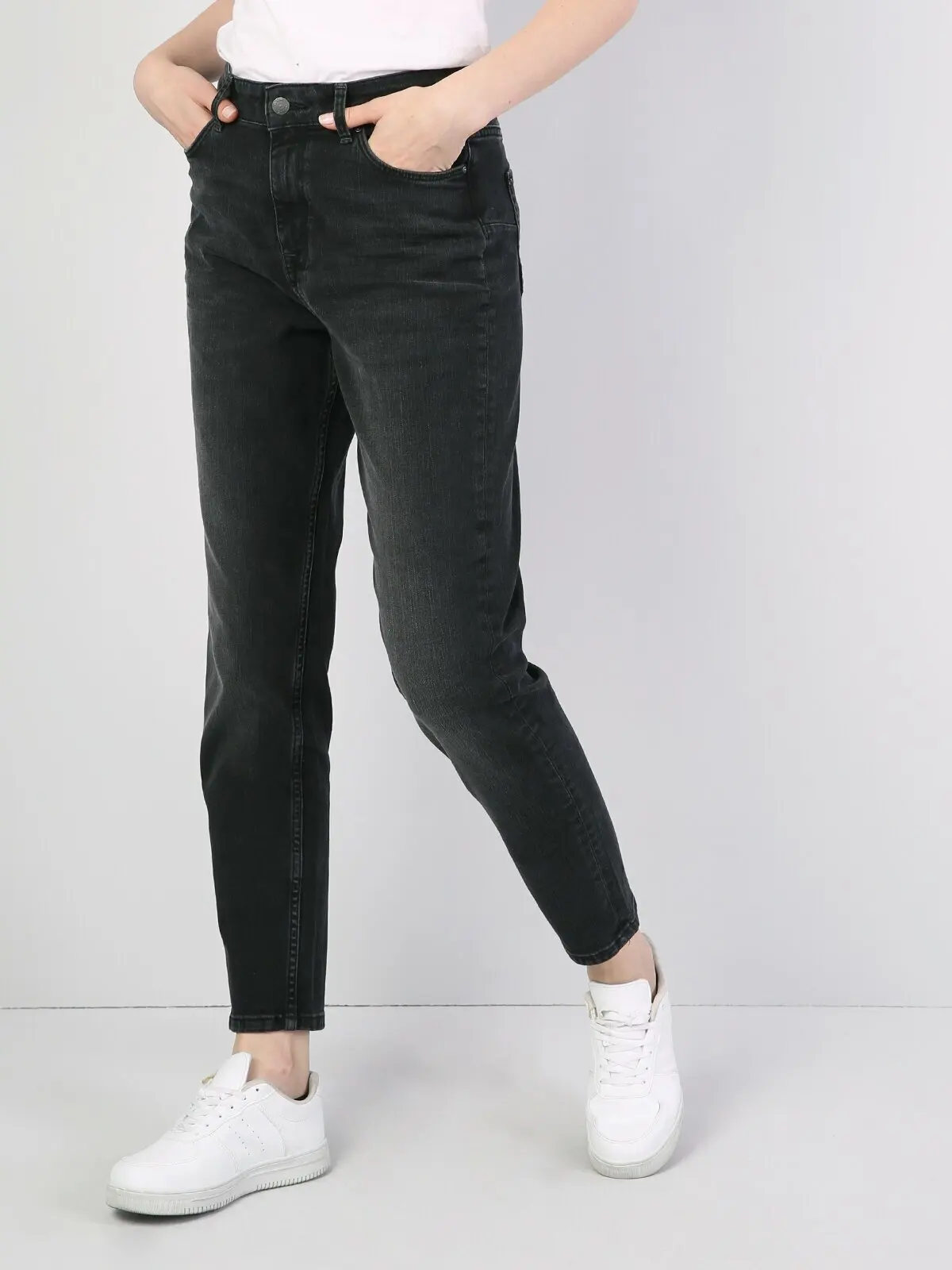 

Black Woman Pants