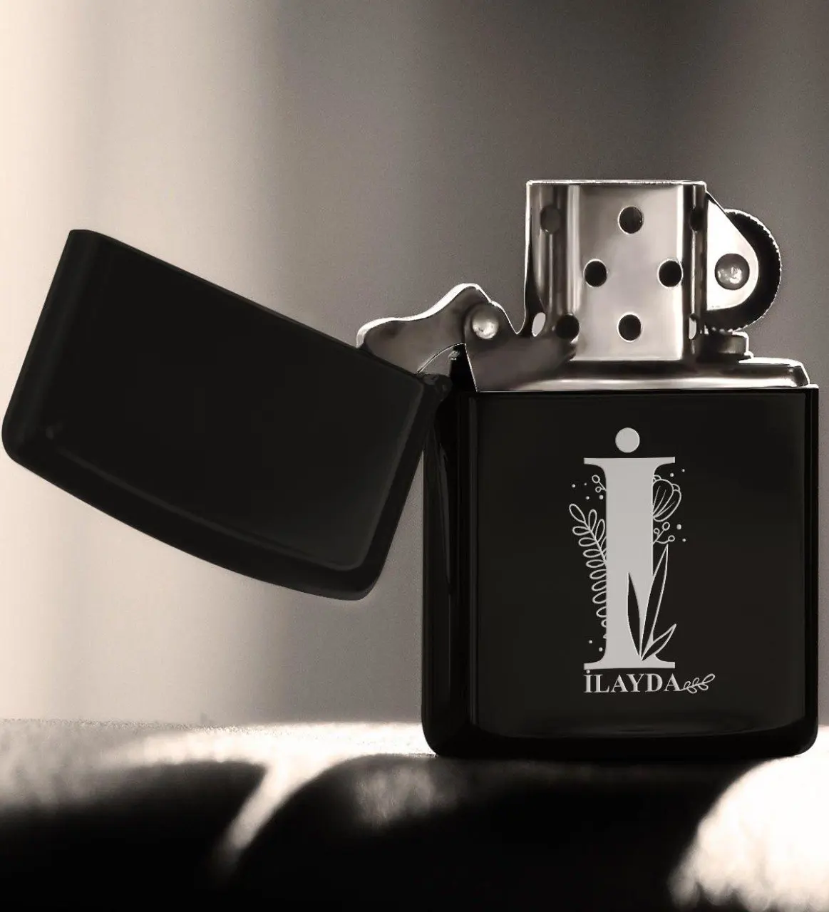 

Personalized İ Letter Gasoline Black Metal Cigarette Lighter (Model 1)