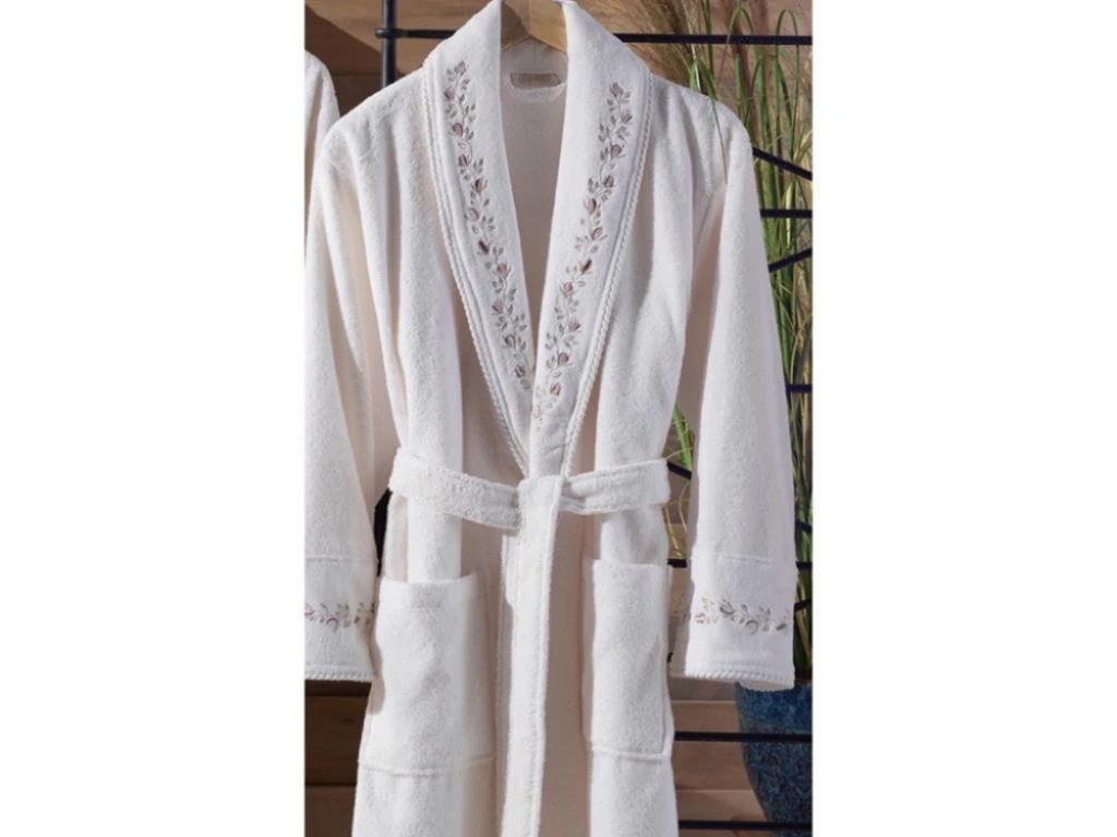 

''Dantela'' Woman's Bathrobe With French Guipure