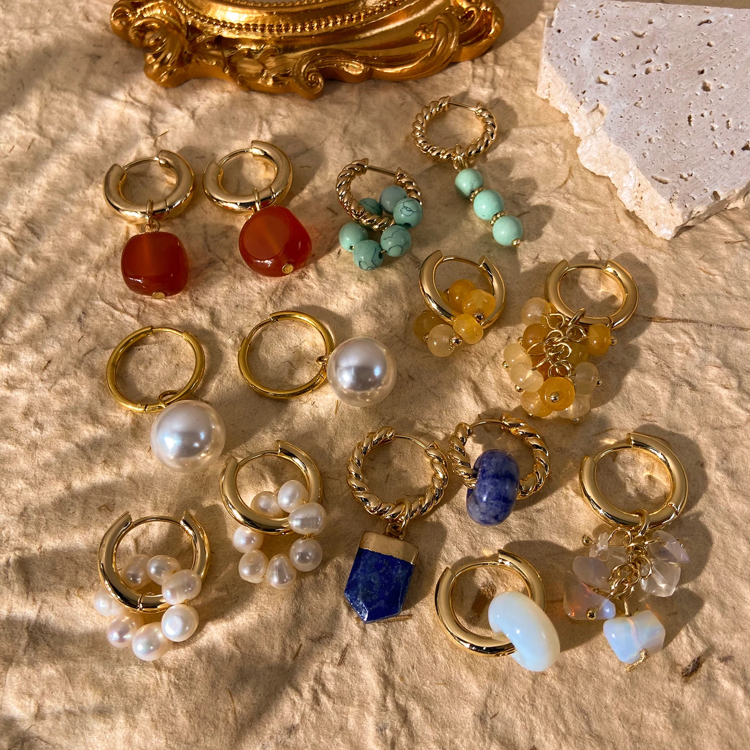 Женские серьги-кольца с бусинами из натурального камня